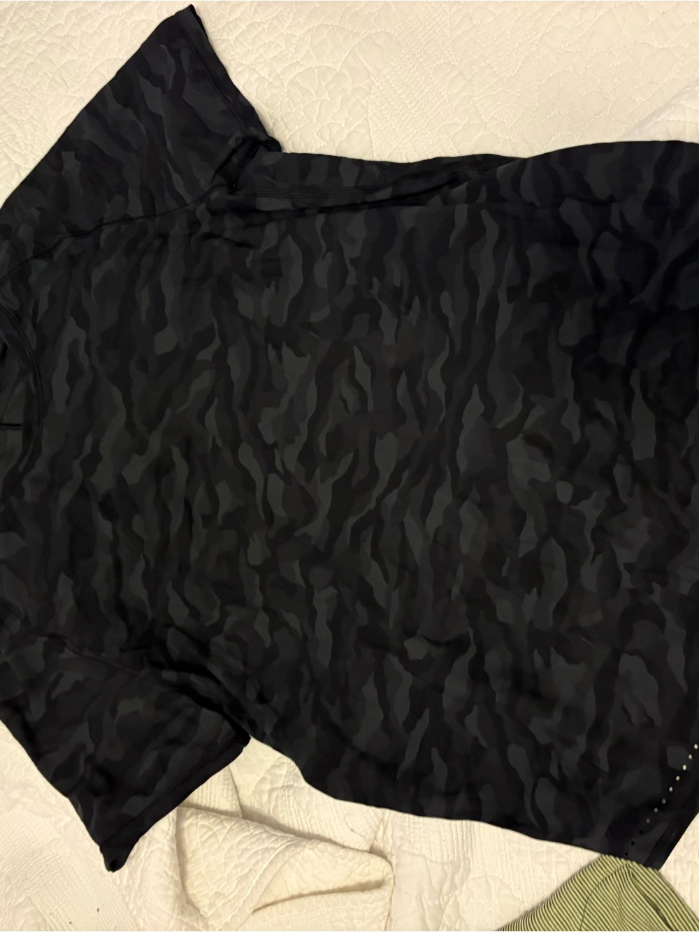 lululemon athletica Women's Black Camouflage Short Sleeve Tee